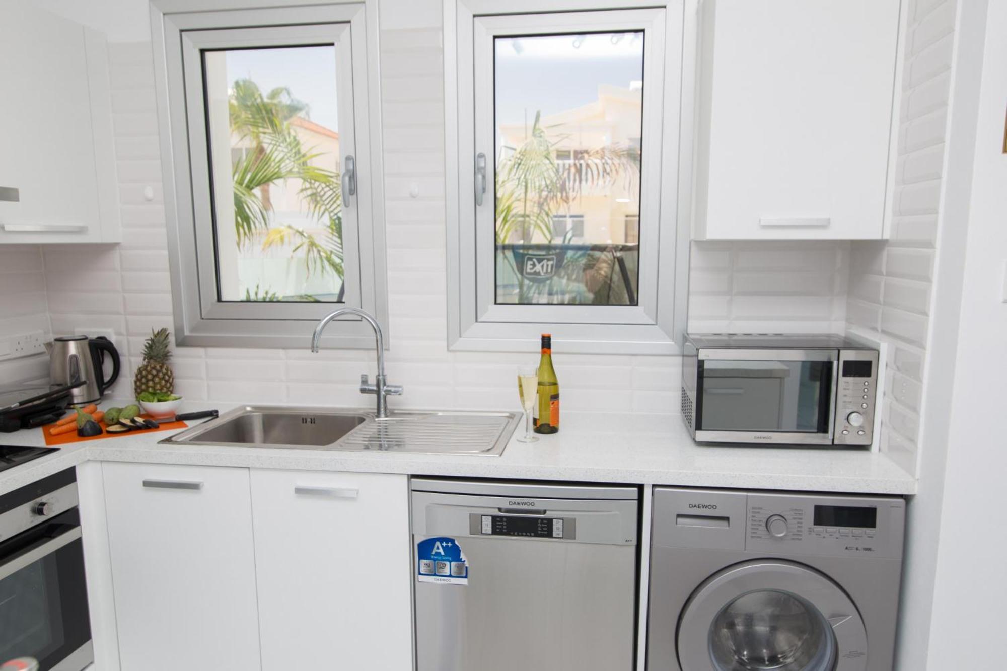 Lynn Boutique Beachfront Semesterbostad